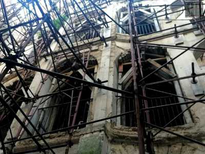 La scalinata ha una facciata ondulata con le sue arcate in pietra che...